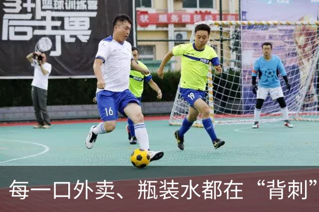 每一口外卖、瓶装水都在“背刺”肝脏？Nature子刊：微塑料正悄悄“钻”进你的免疫细胞！